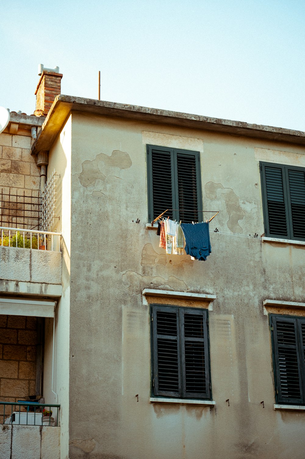 an old building with clothes hanging out of the windows