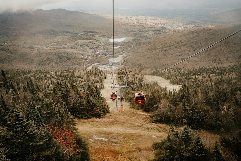 um par de pessoas andando de teleférico