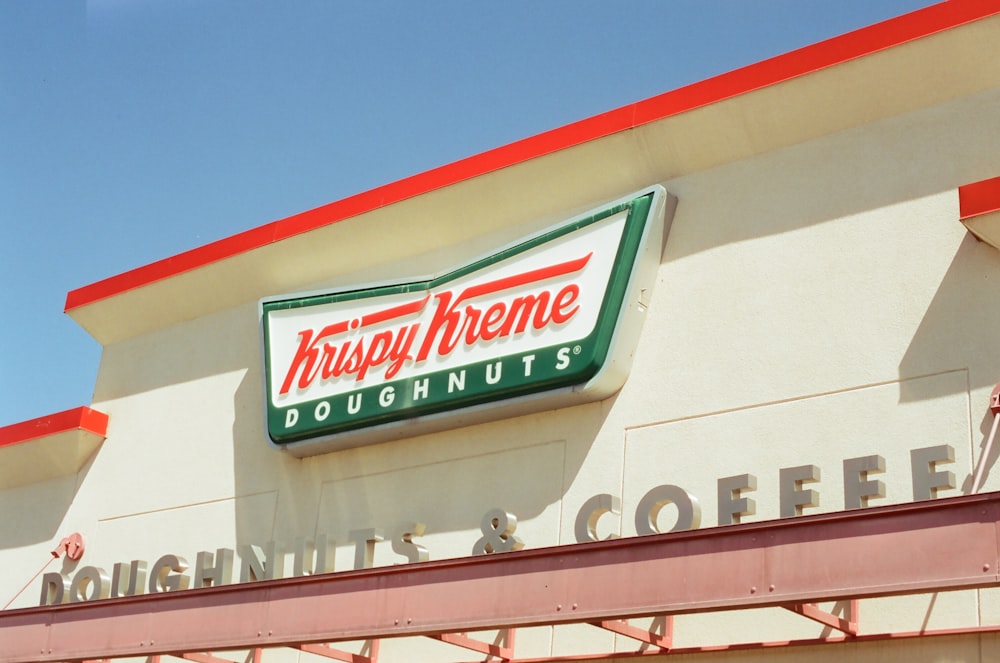 Ein Krispy Kreme Donuts Schild über einem Donut-Laden