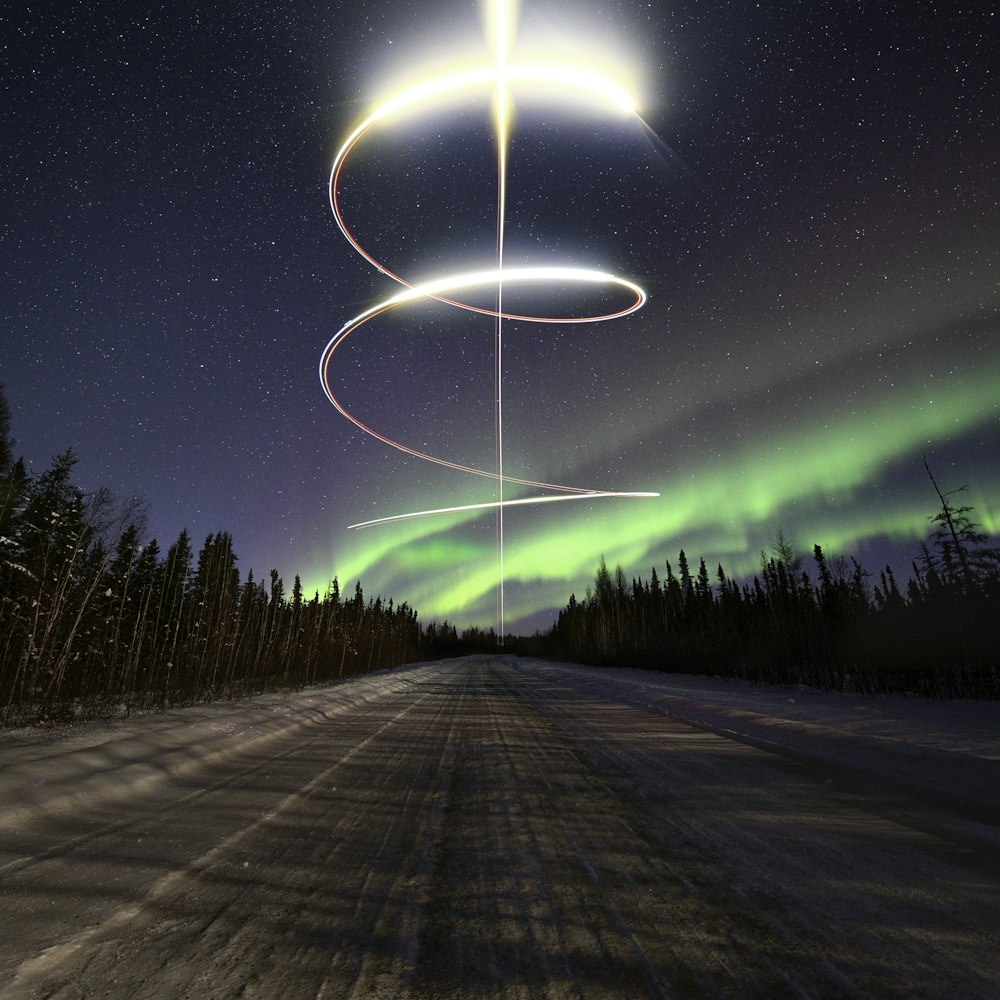 Una foto de larga exposición de la aurora boreal y la aurora boreal