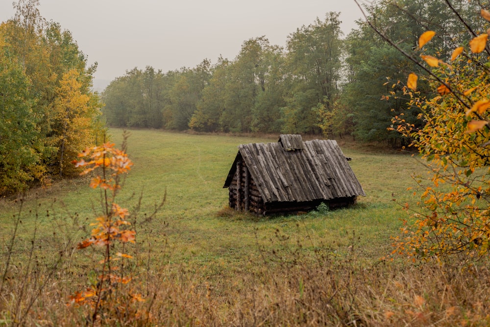 a small cabin in the middle of a field