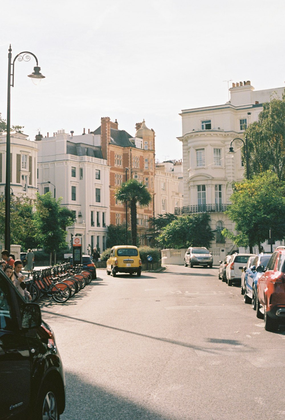 a city street filled with lots of parked cars