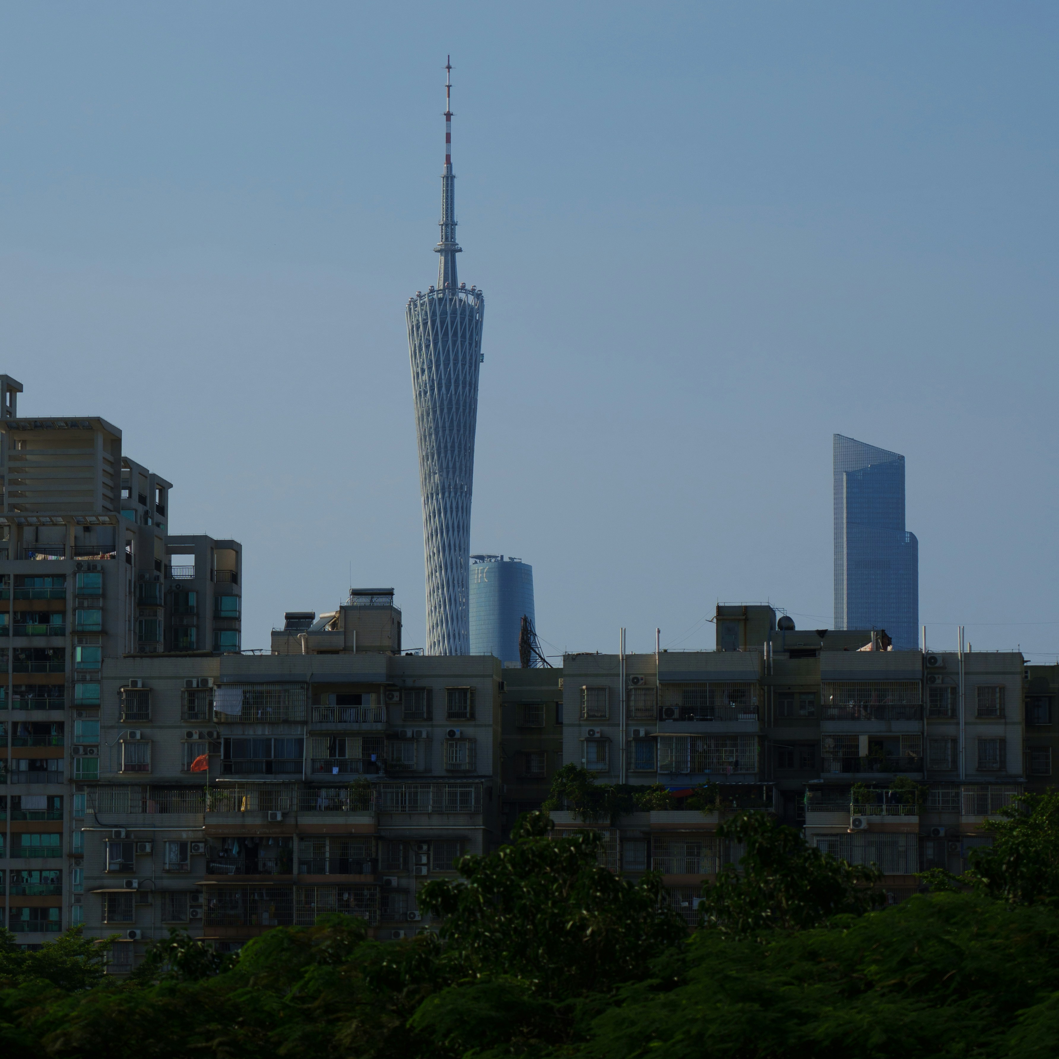 A city skyline with a tall building in the background photo – Free City ...