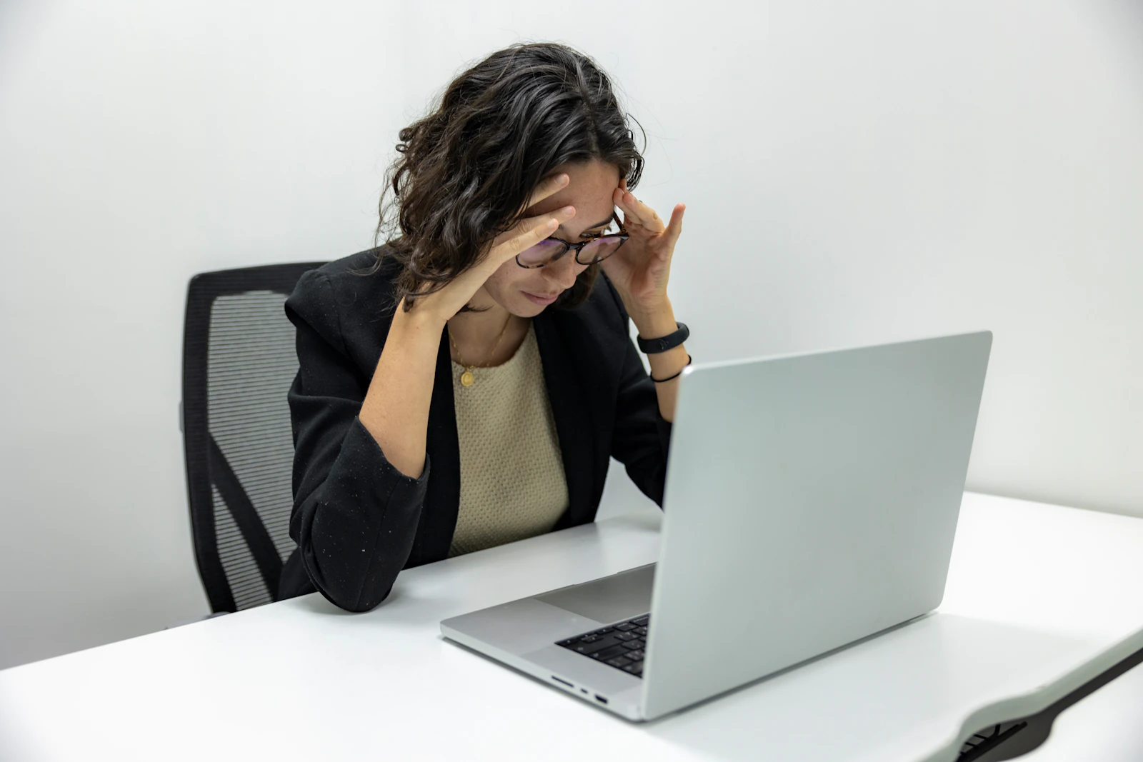 Mujer frustrada frente a su computador