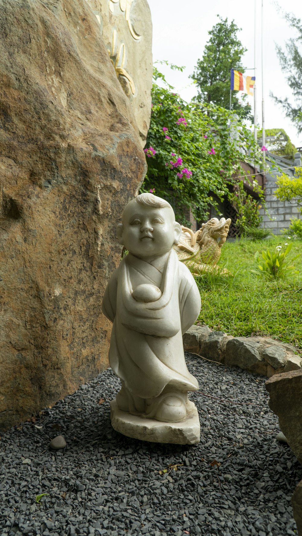 una estatua de una persona sosteniendo a un bebé en sus brazos