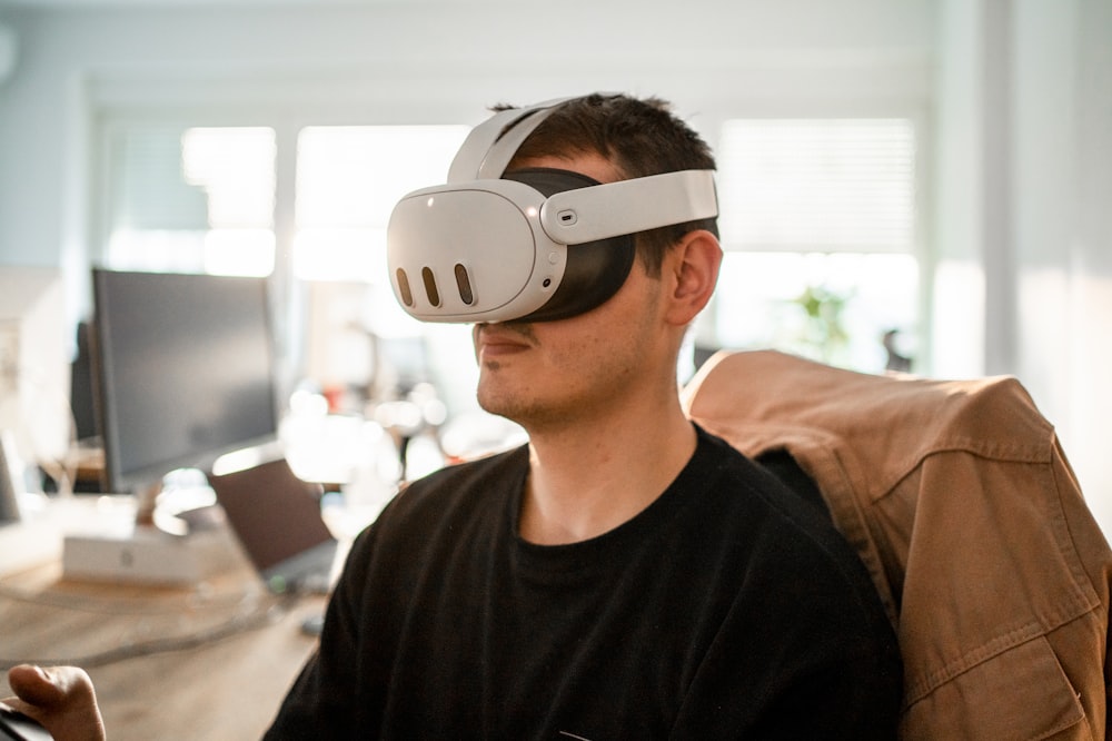 Un hombre sentado en una silla con un par de gafas virtuales