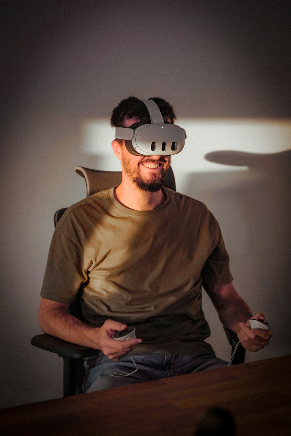 um homem sentado em uma cadeira usando um par de óculos virtuais