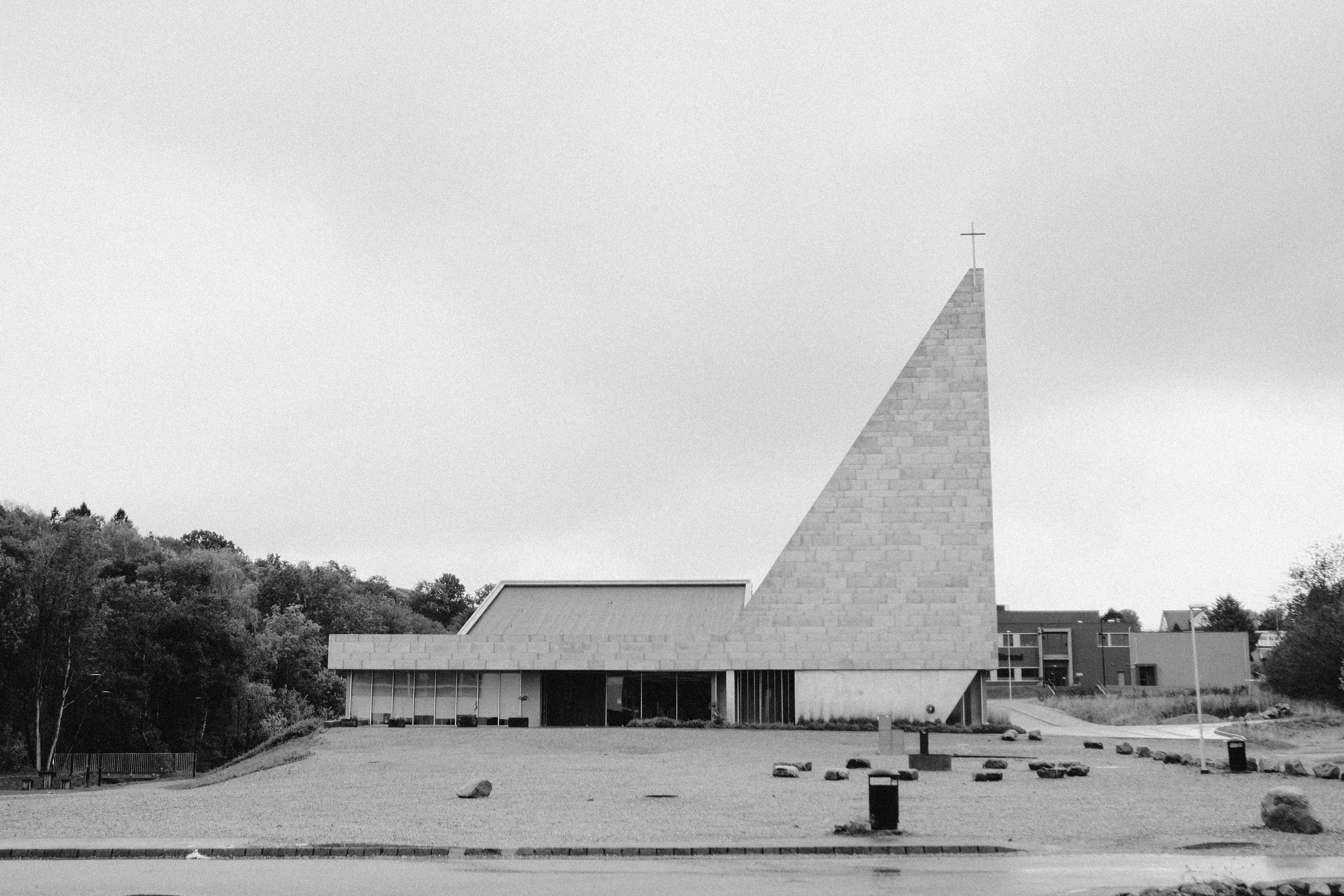 uma foto em preto e branco de uma igreja