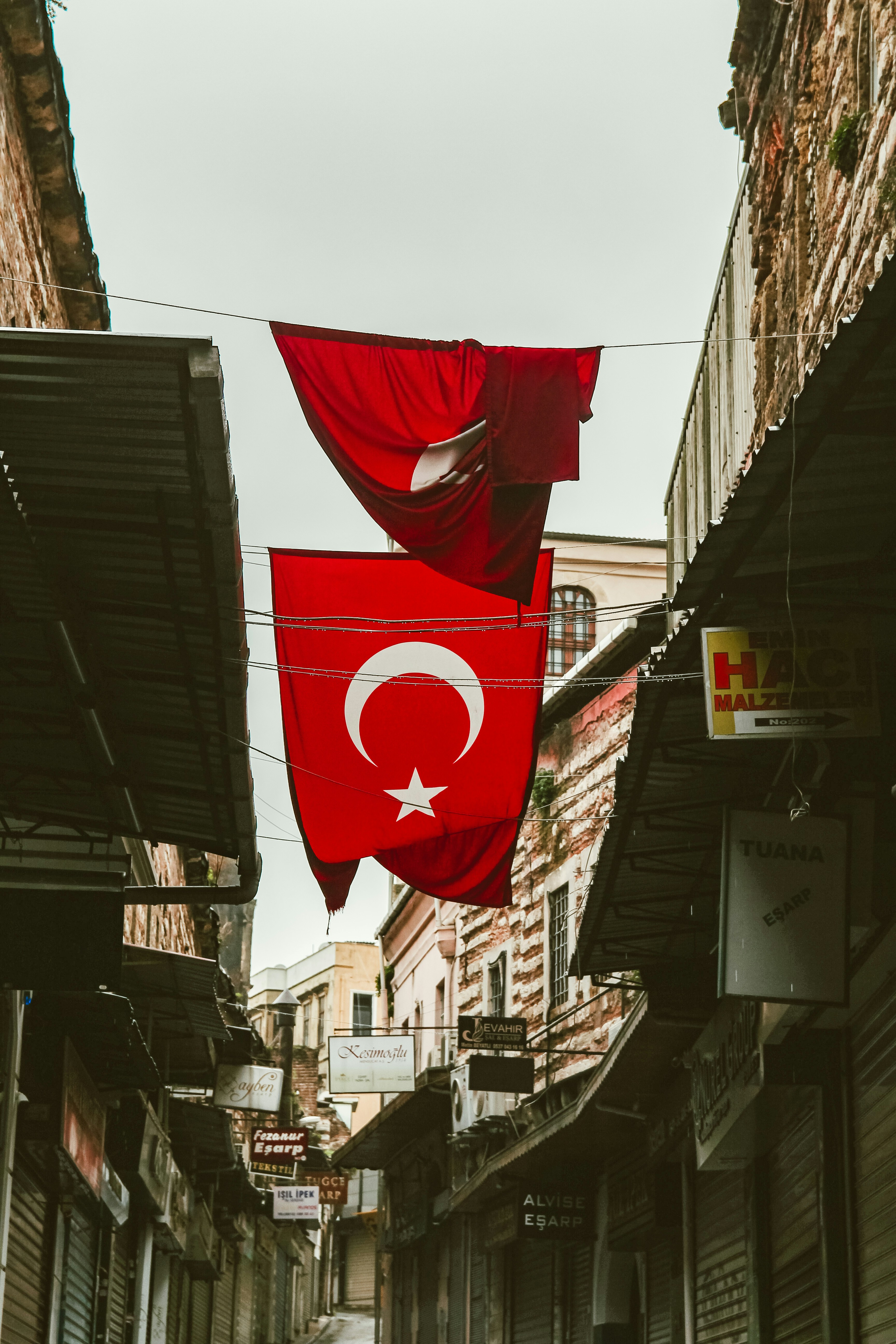 eine rote Fahne, die an der Seite eines Gebäudes hängt
