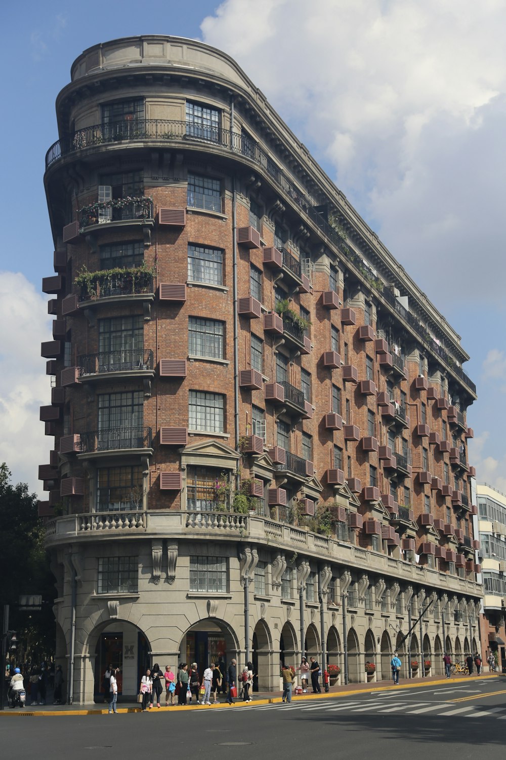 Un edificio muy alto con muchas ventanas