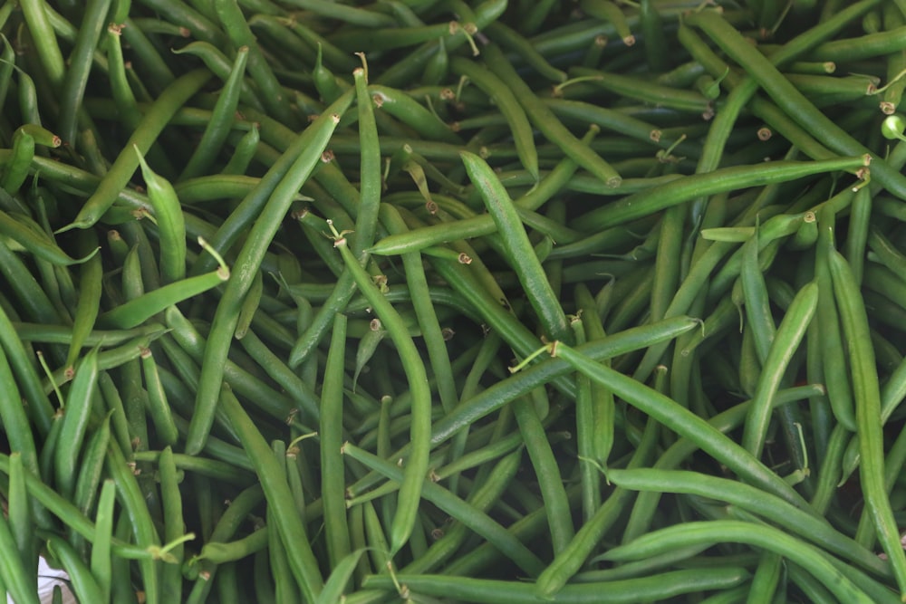 un bouquet de haricots verts est empilé ensemble