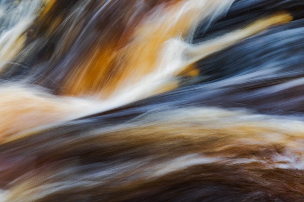 a blurry photo of a stream of water