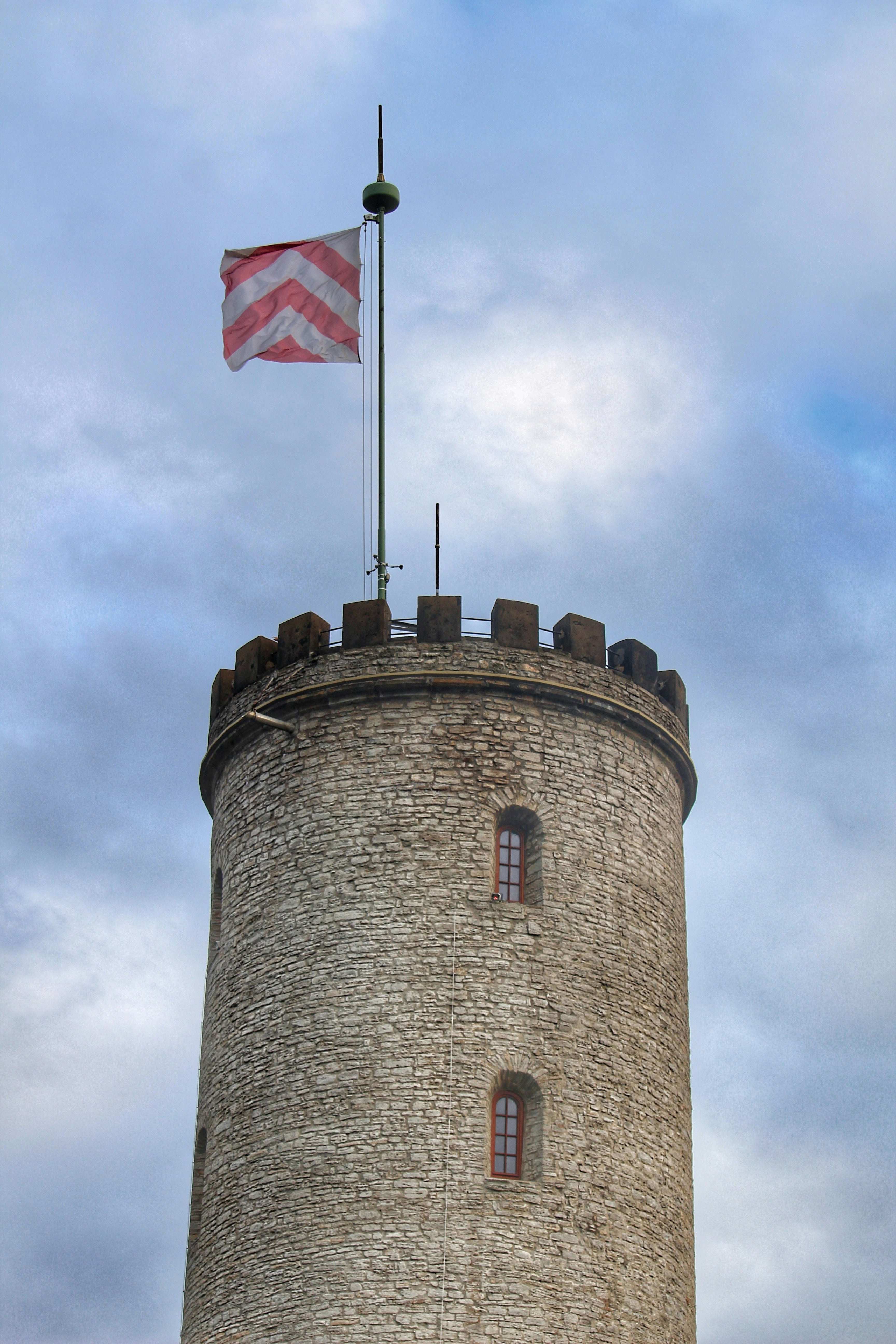 ein hoher Turm mit einer Fahne darauf