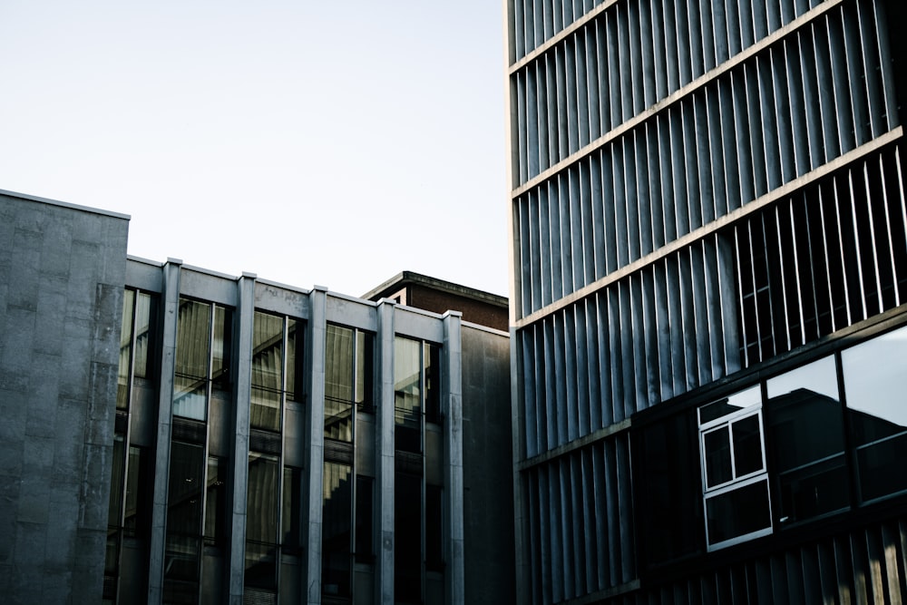 un edificio alto accanto a un edificio molto alto