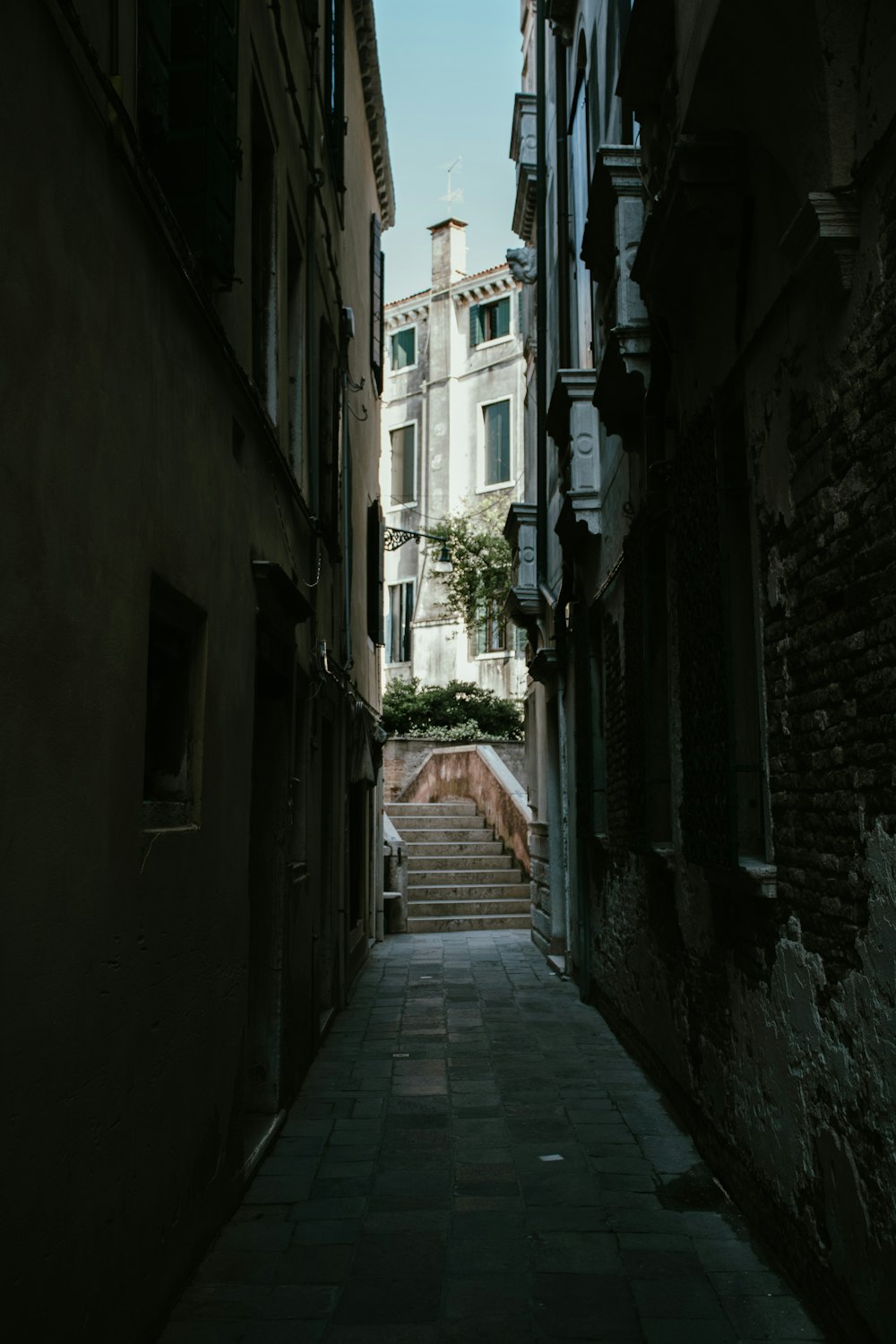 a narrow alley way with steps leading up to a building