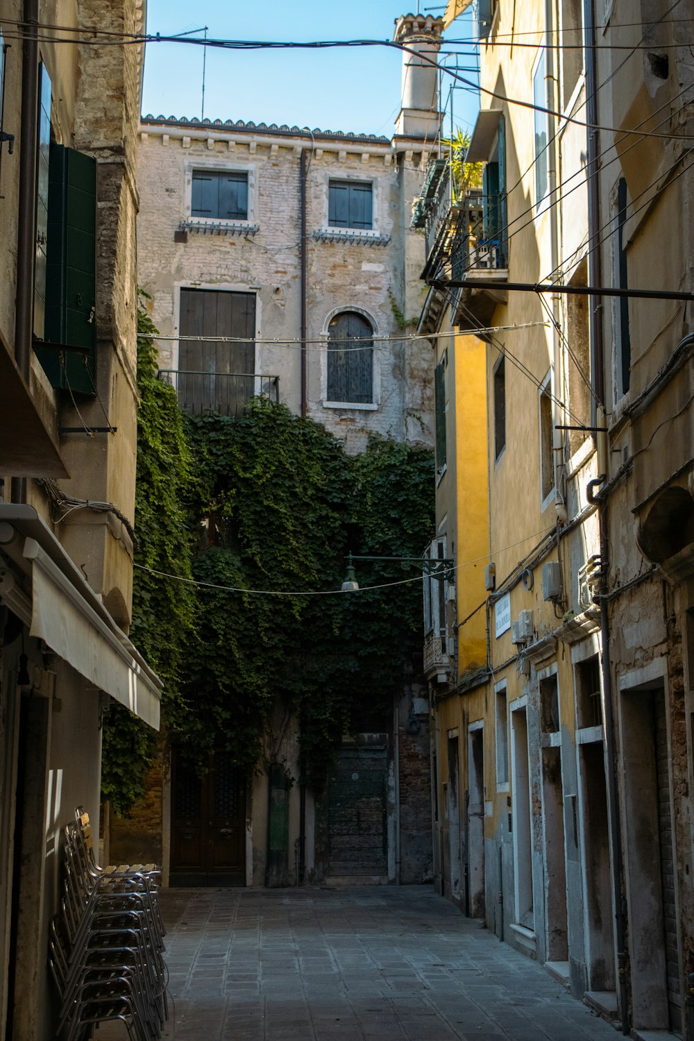 a narrow alley way with a building in the background