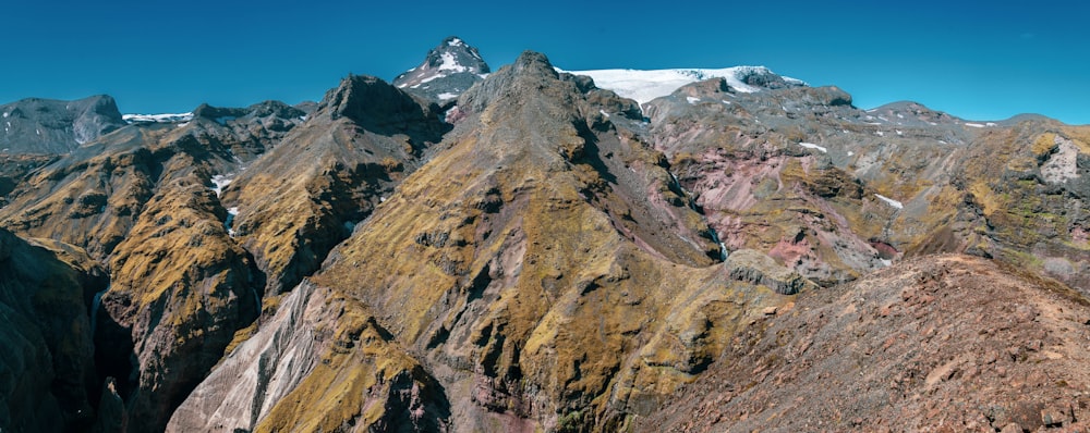 um grupo de montanhas com neve sobre eles