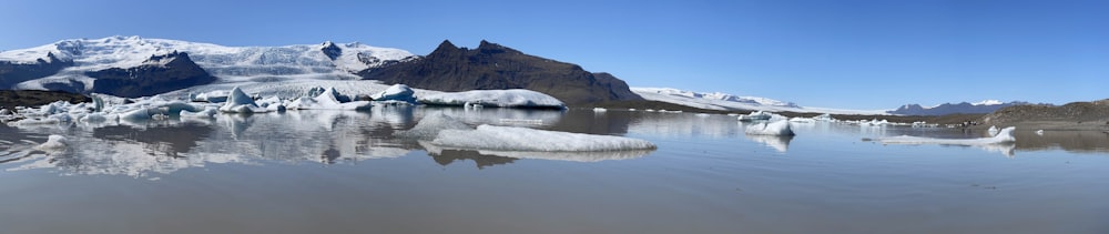 eine Gruppe von Eisbergen, die auf einem Gewässer treiben