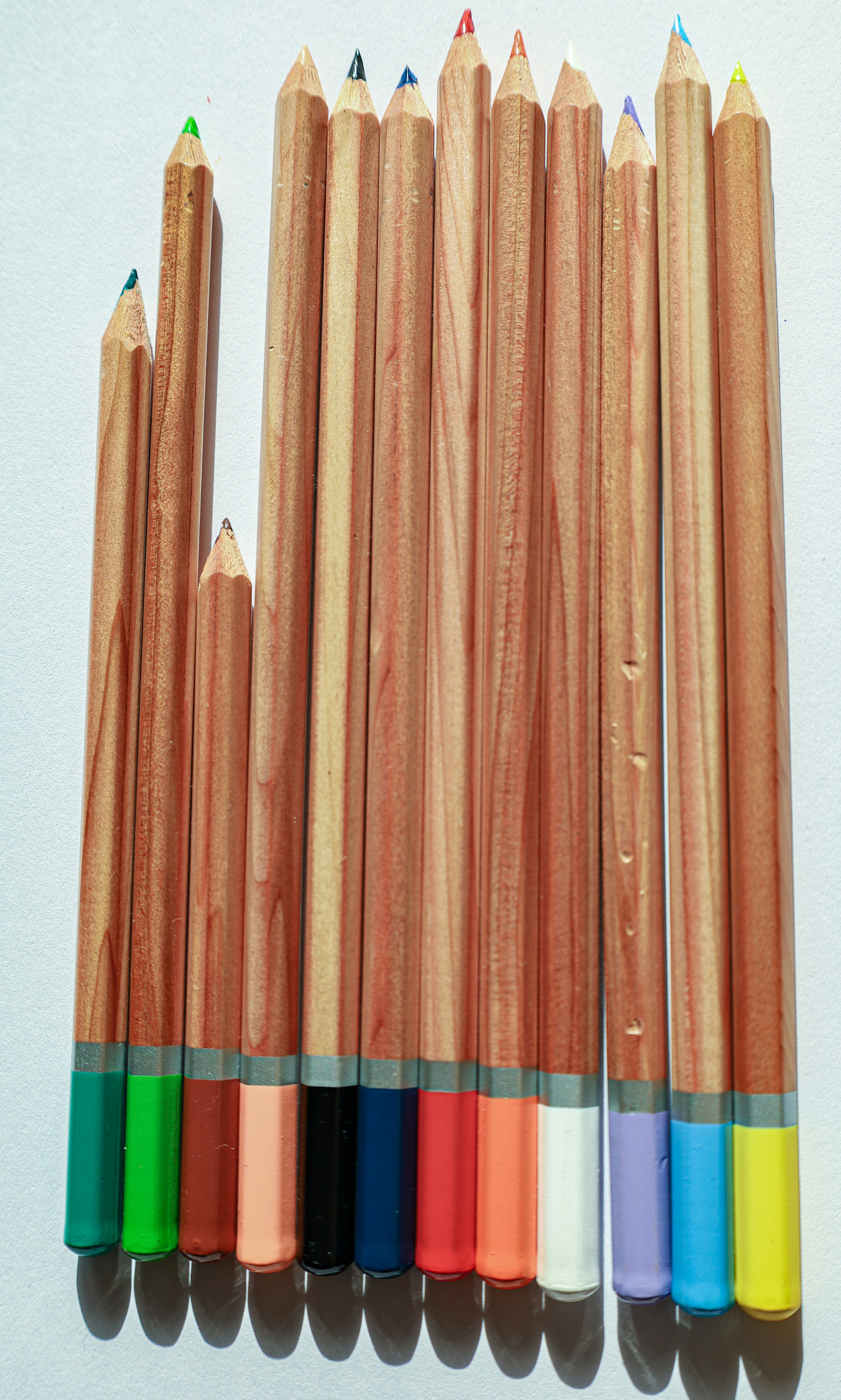 Estilo moderno con piezas metálicas y colores neón