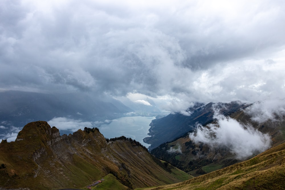 une vue d’une chaîne de montagnes avec des nuages dans le ciel