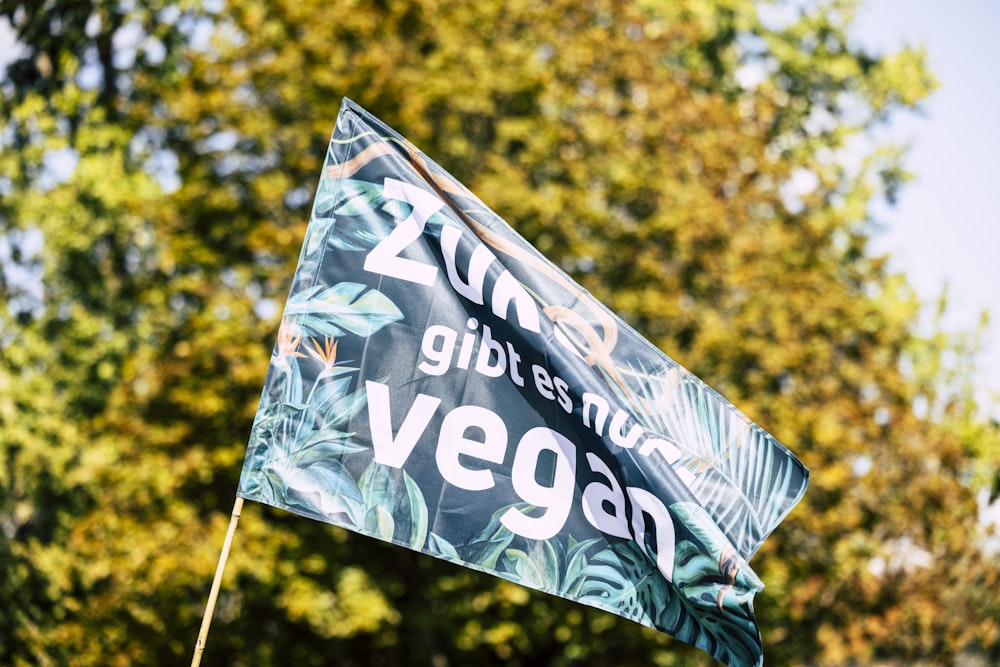 una bandiera verde con la scritta vegan