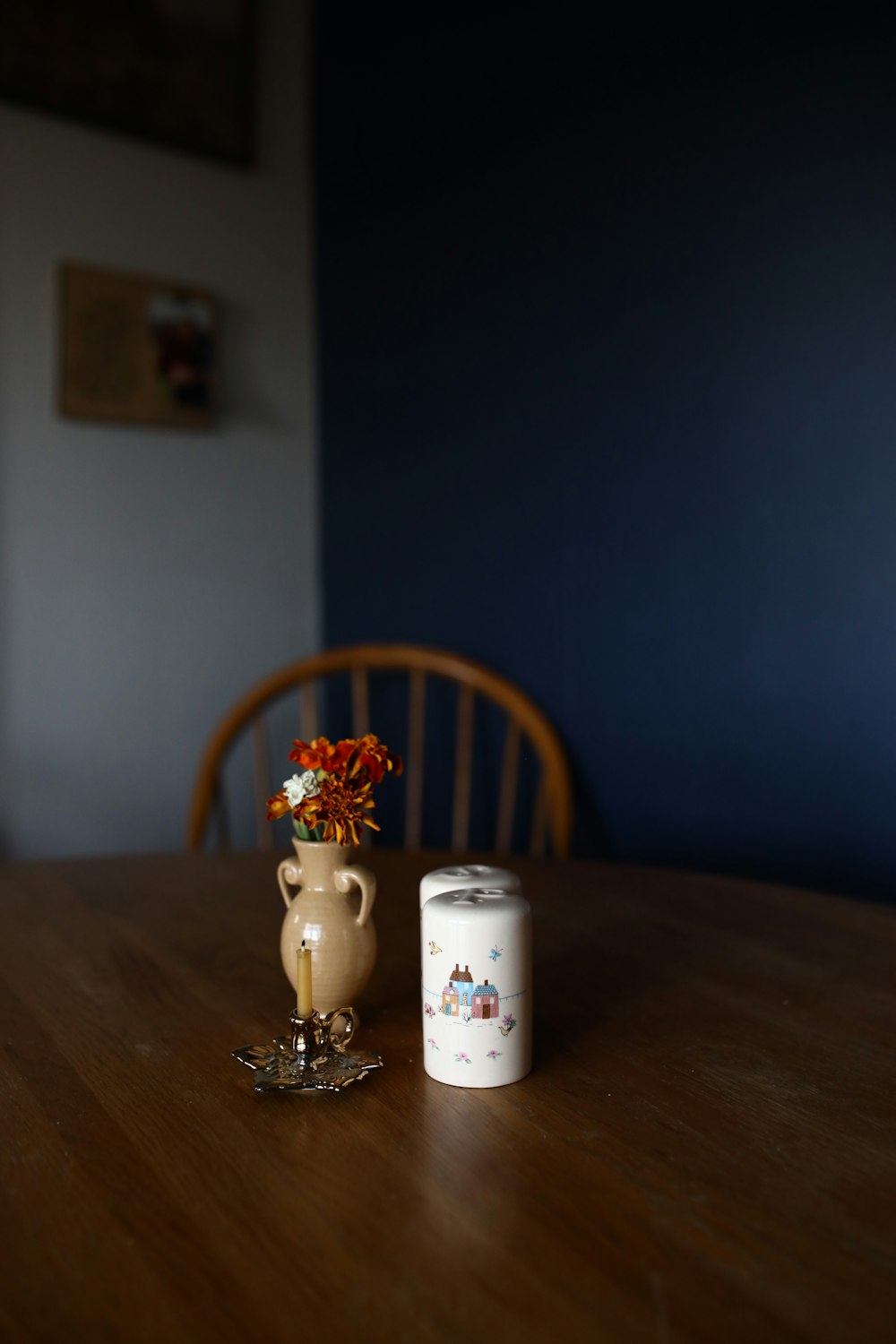 uma mesa com um vaso de flores sobre ela