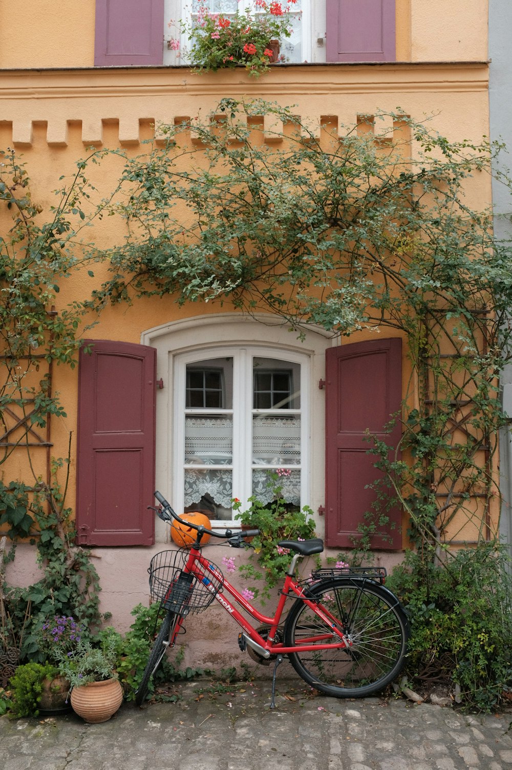 a red bike parked in front of a building