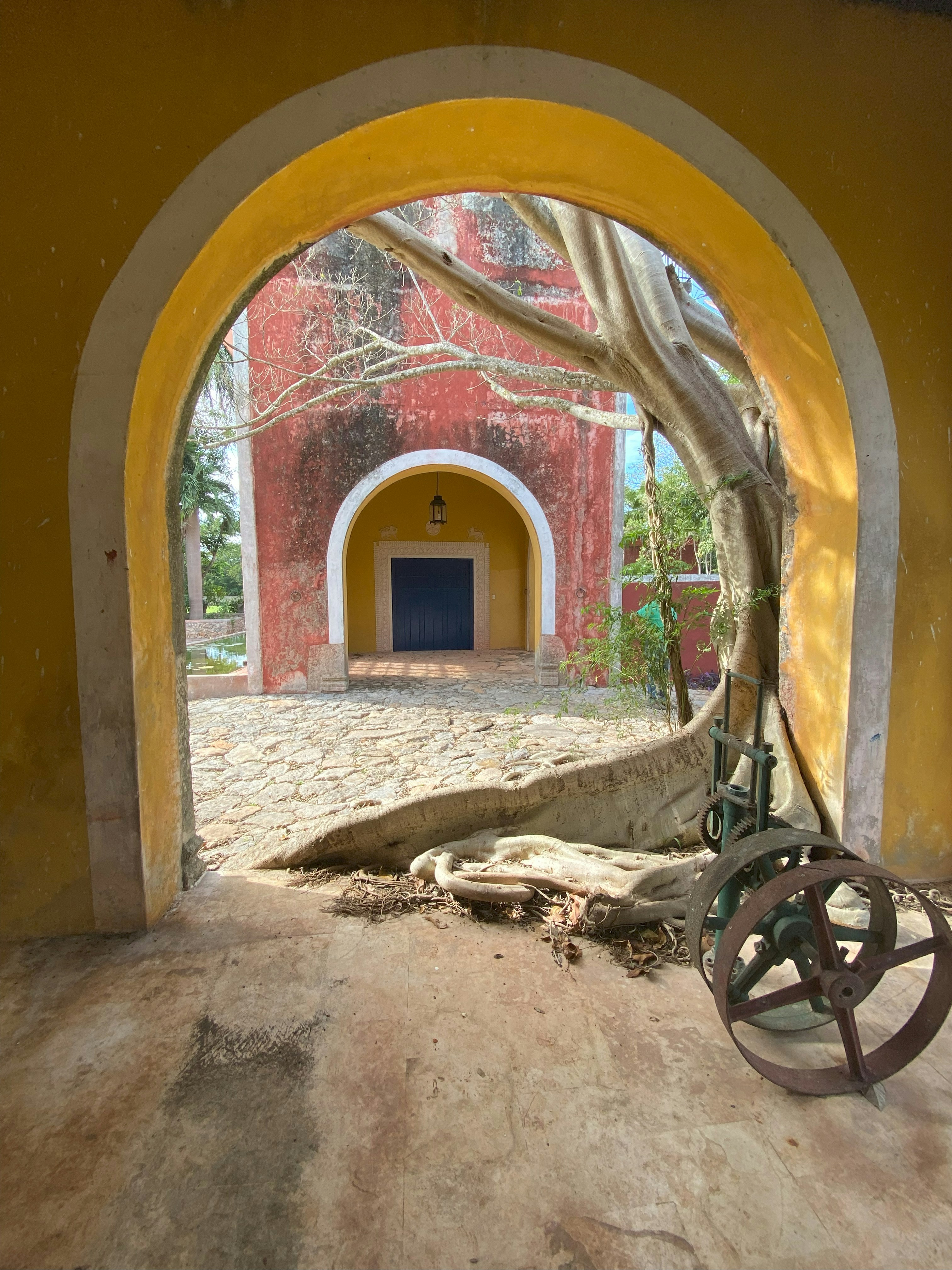 Un arco que conduce a un edificio con un reloj