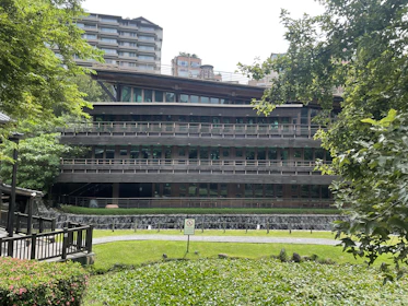 Conceptual image of a modern healthcare facility surrounded by green spaces.