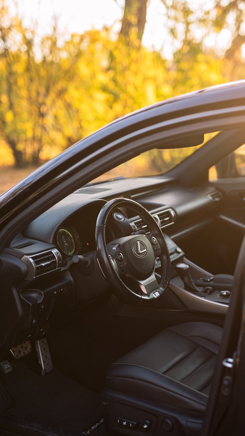 Intérieur de voiture sous le soleil — pare-brise ensoleillé