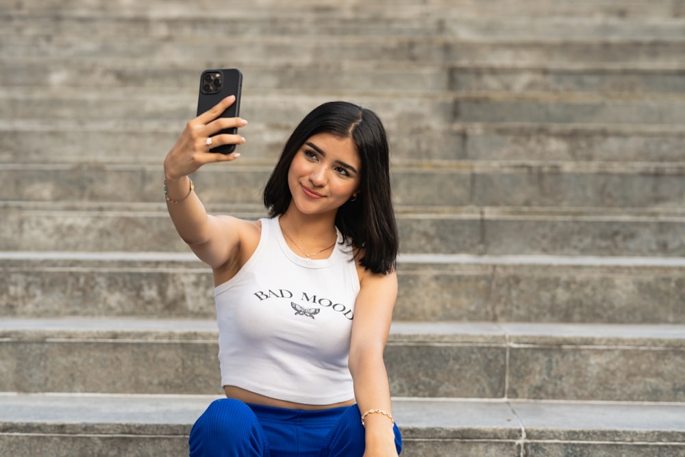 eine Frau, die ein Selfie mit ihrem Handy macht