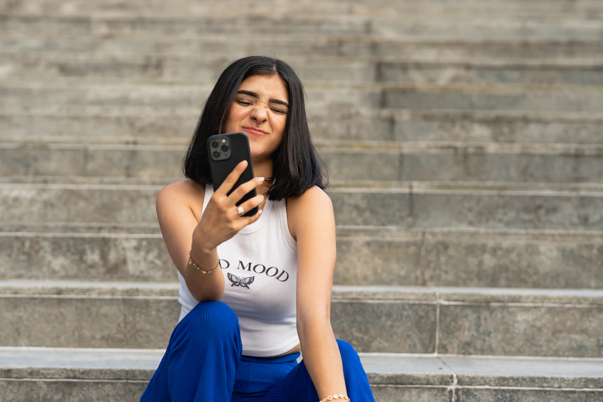 Mujer usando su teléfono en Ciudad de México