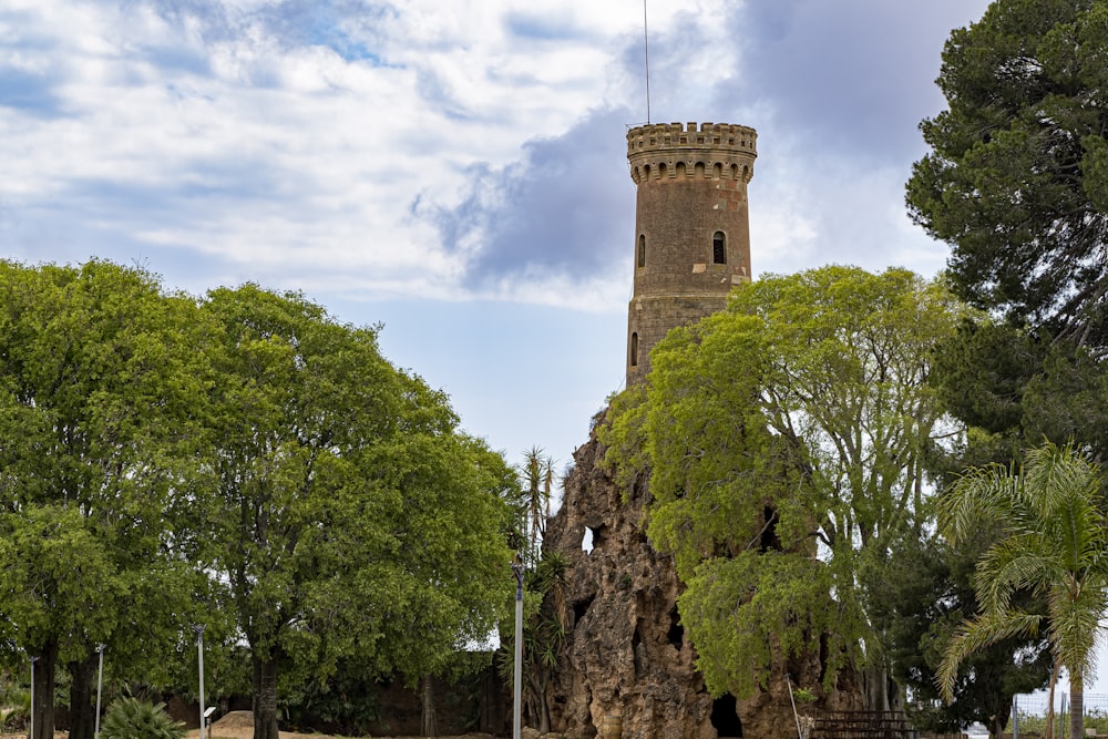 una torre alta con una bandera en la parte superior