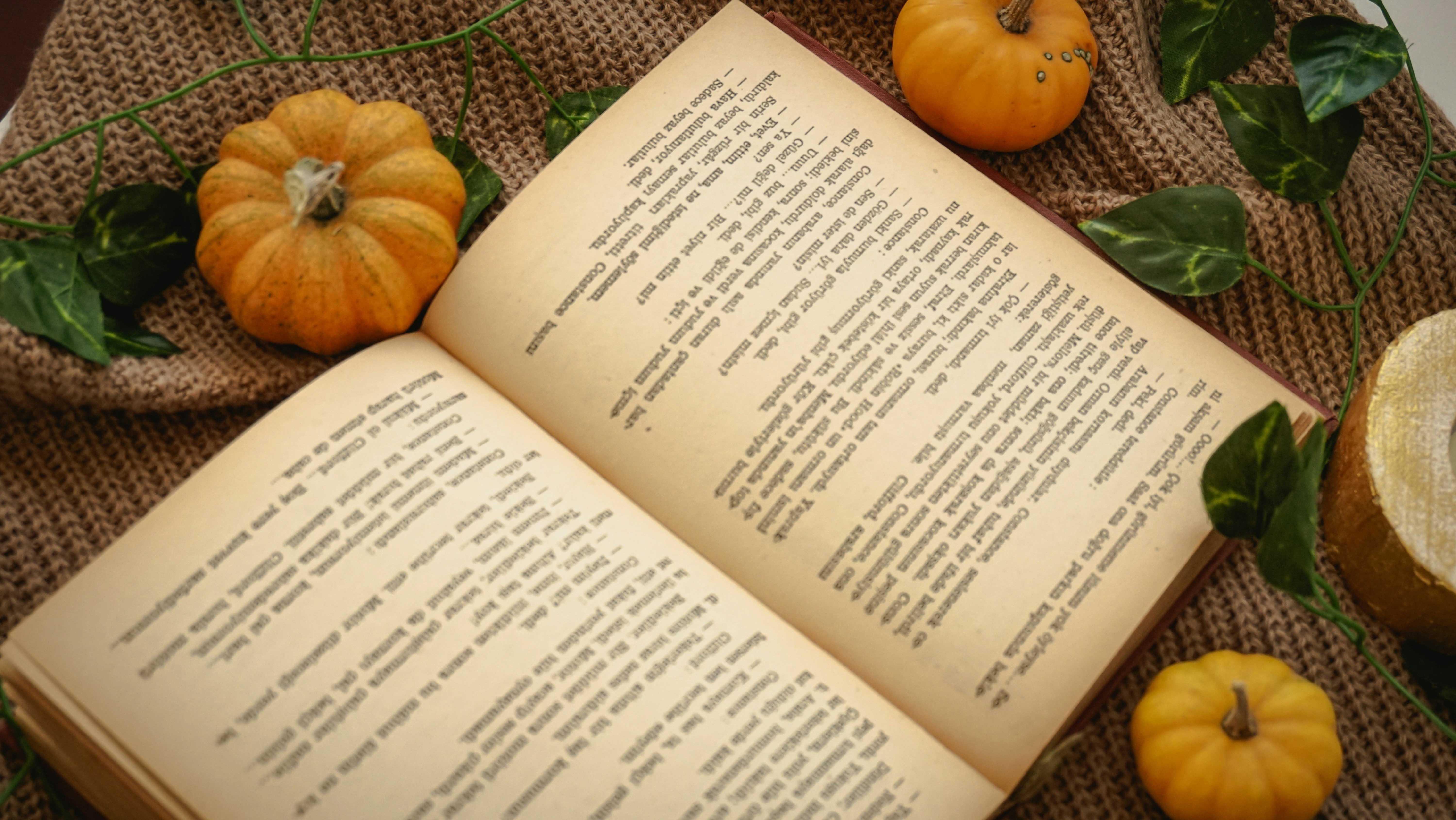 um livro aberto sentado em cima de uma mesa