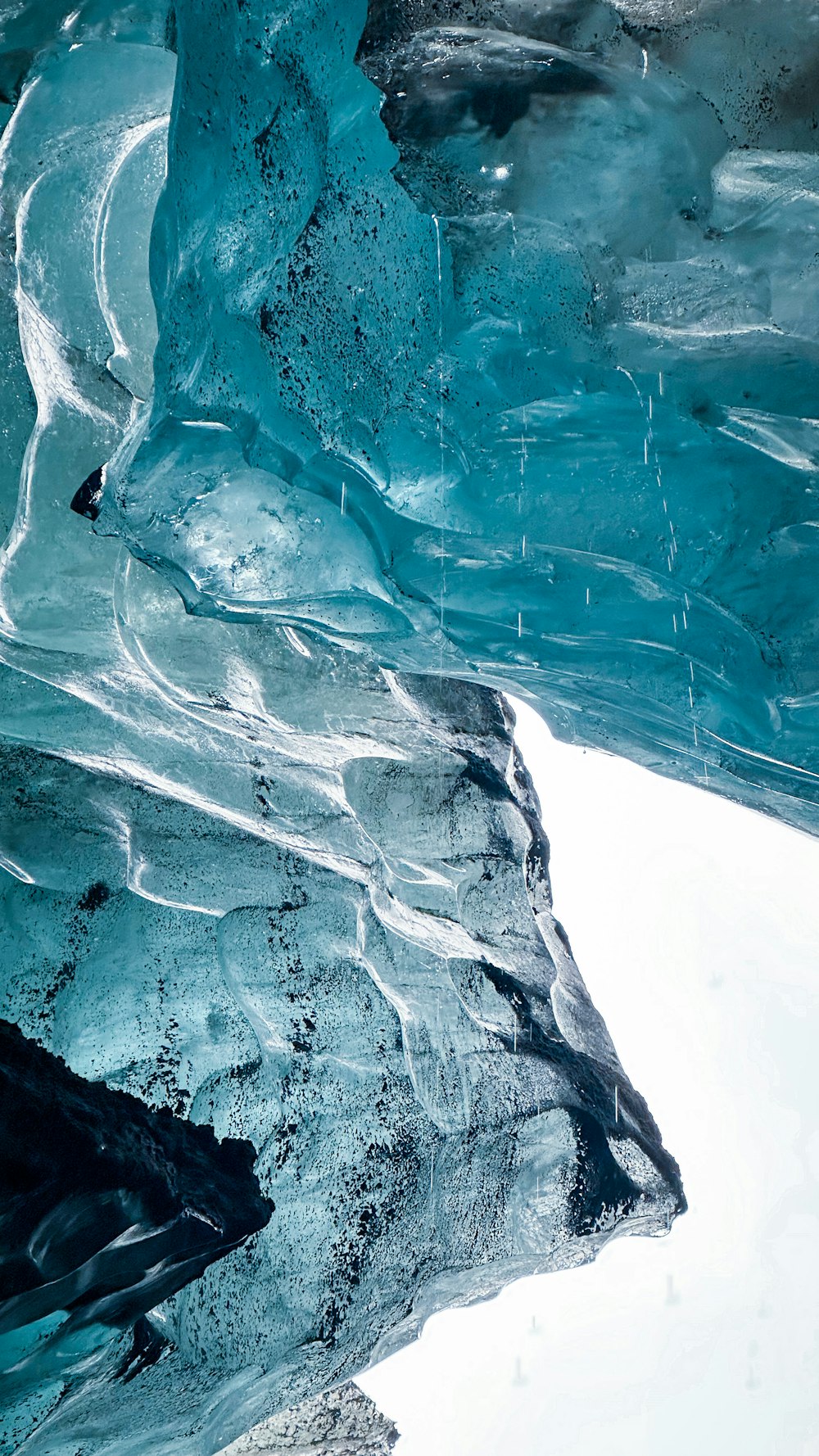 側面に水が流れ落ちる大きな氷山