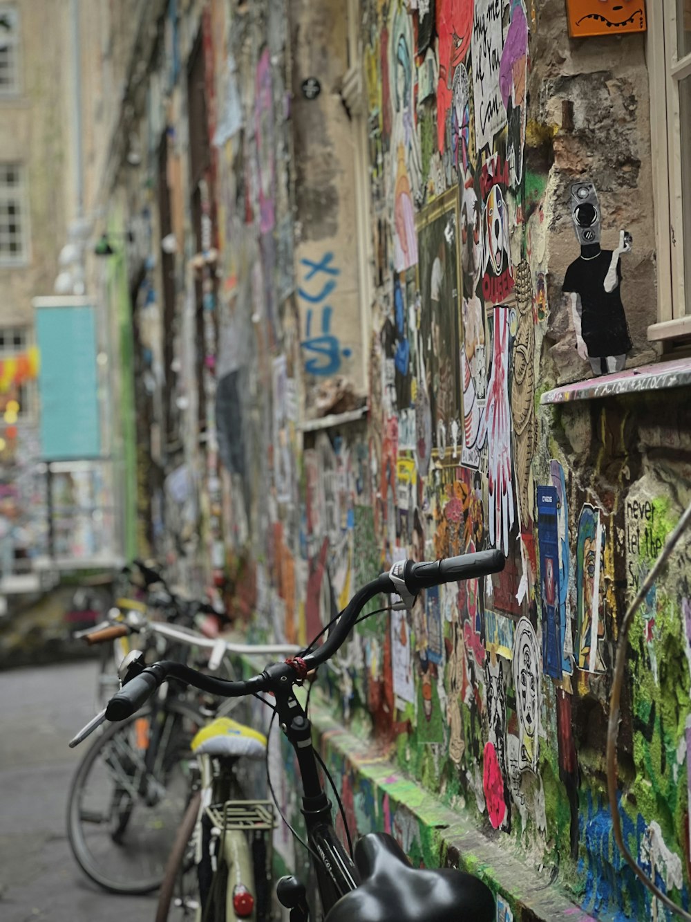 un vélo garé à côté d’un mur couvert de graffitis