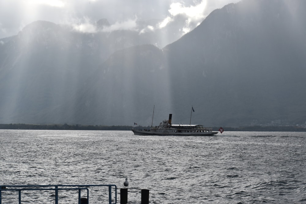 ein großes Boot, das auf einem großen Gewässer schwimmt