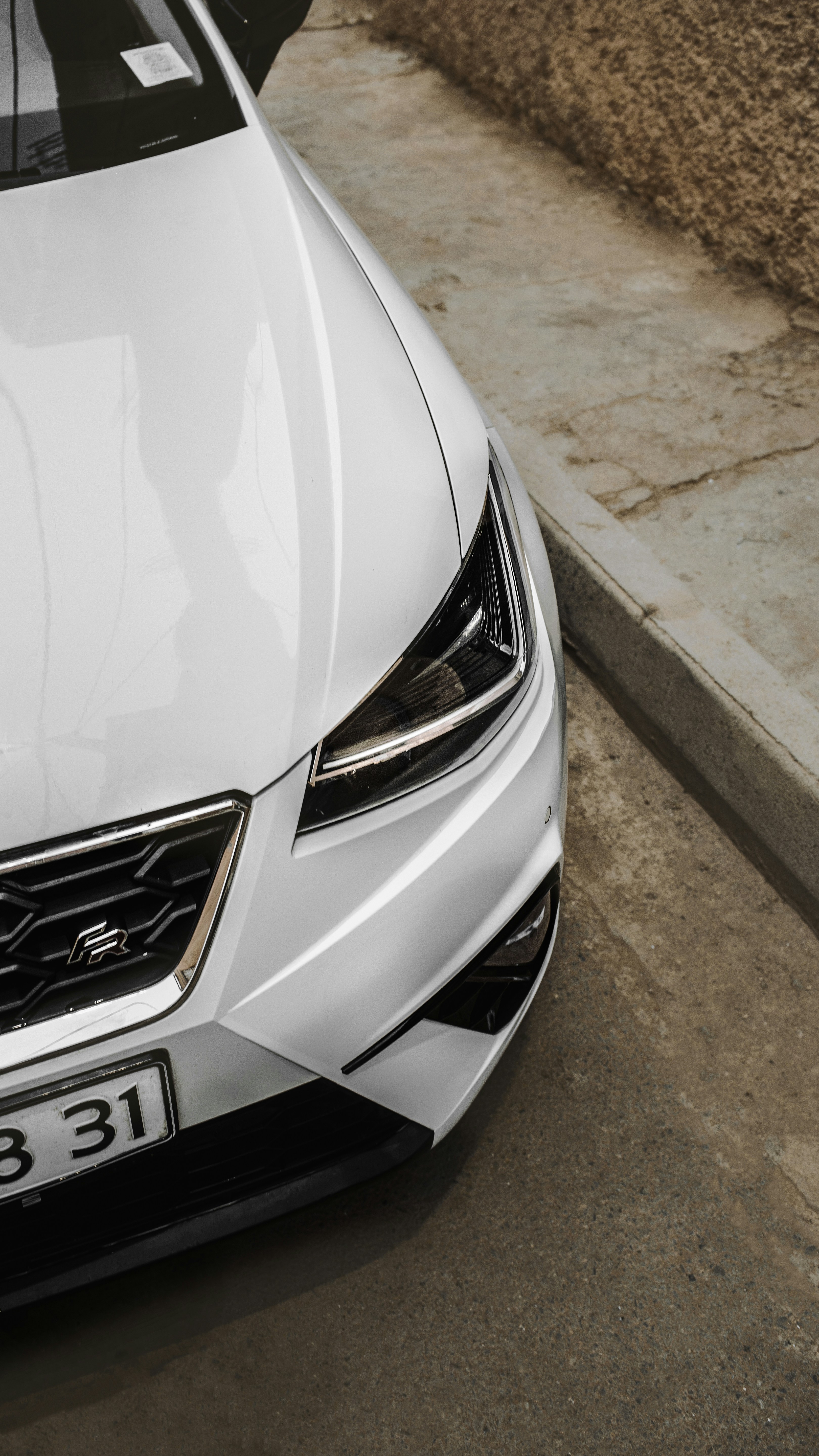 Un coche blanco aparcado a un lado de la carretera