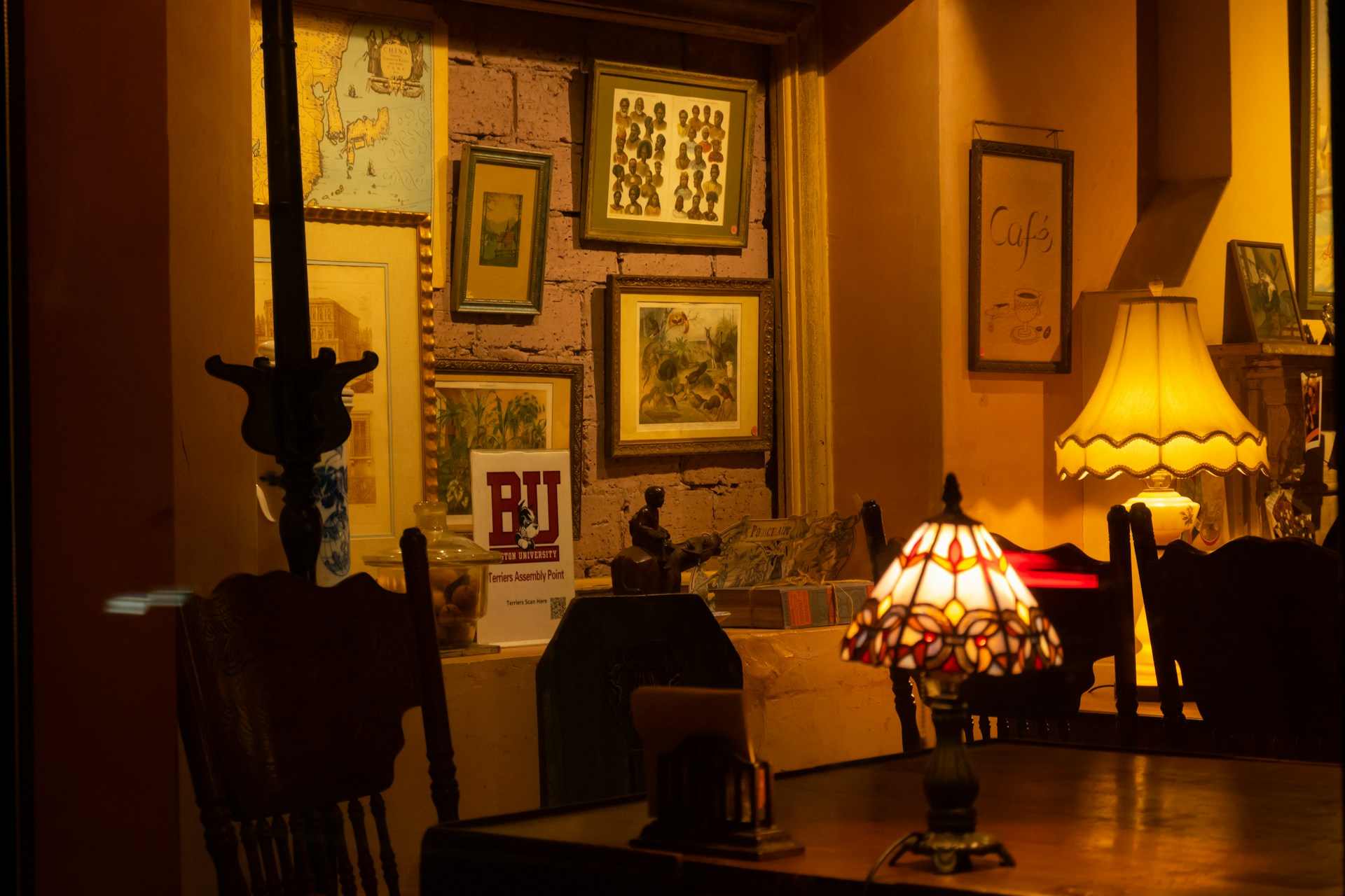 gray computer monitor