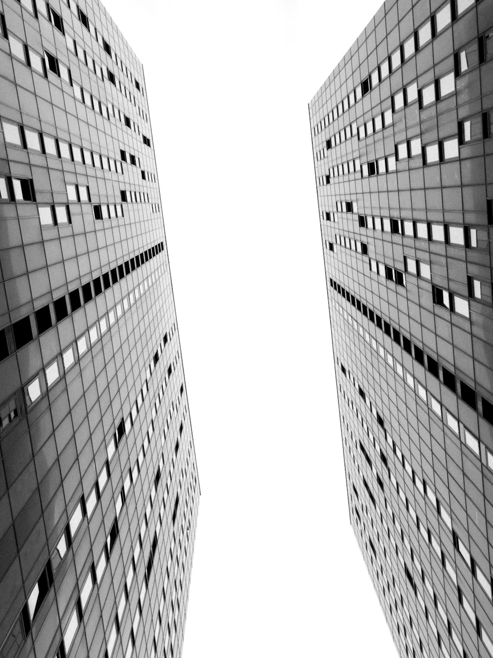 2つの高層ビルの白黒写真