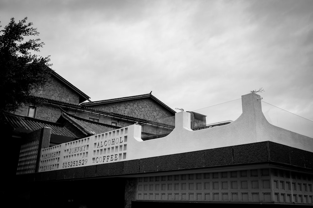 a black and white photo of a building