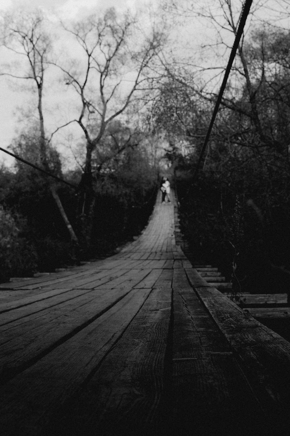 Una foto in bianco e nero di un ponte di legno