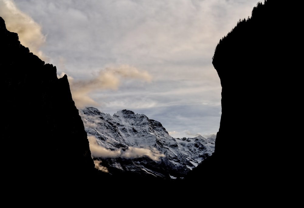 Una vista de una montaña con nubes en el cielo