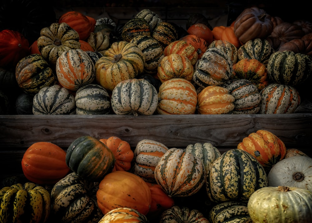 un tas de citrouilles assises les unes à côté des autres