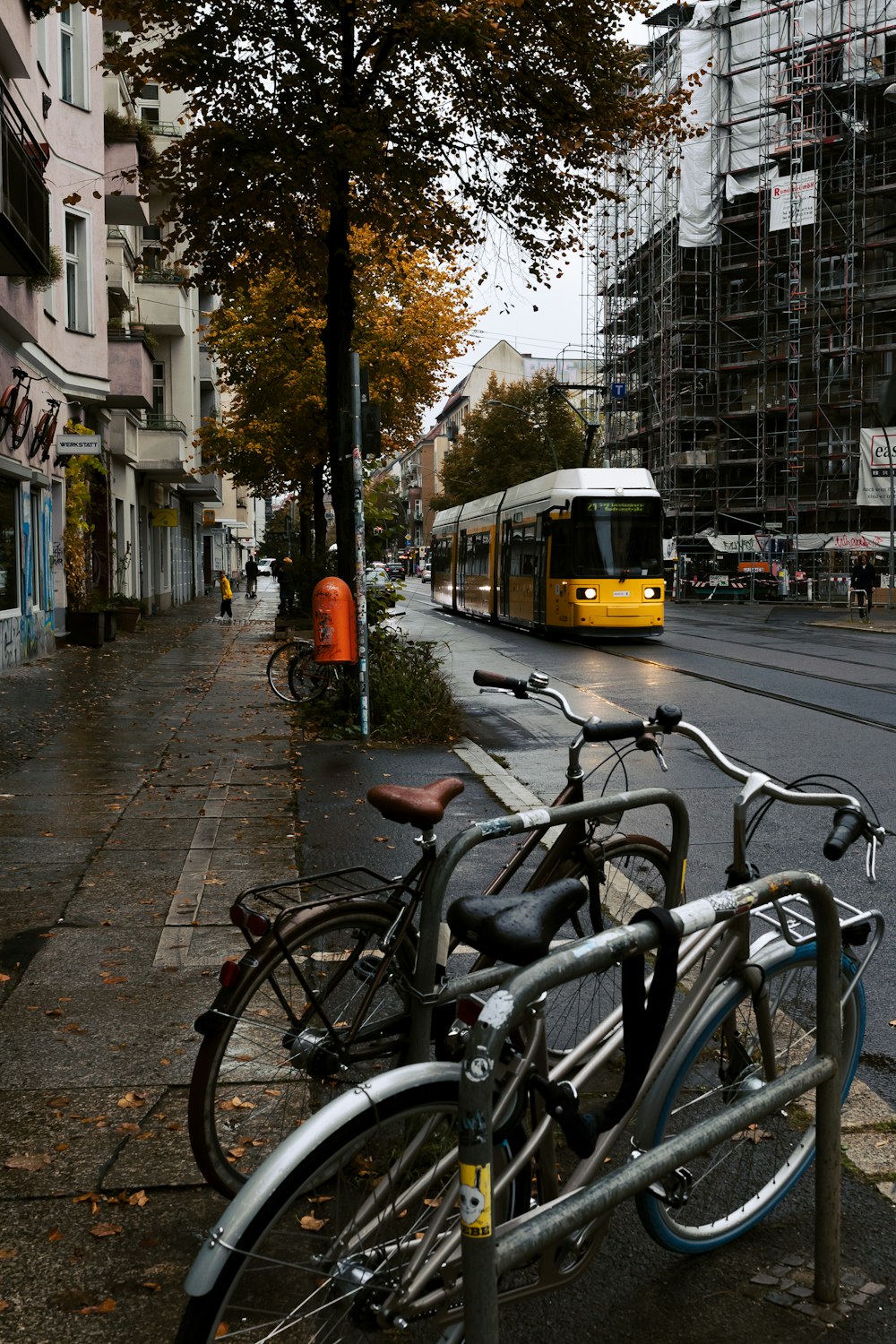 quelques vélos garés l’un à côté de l’autre sur un trottoir