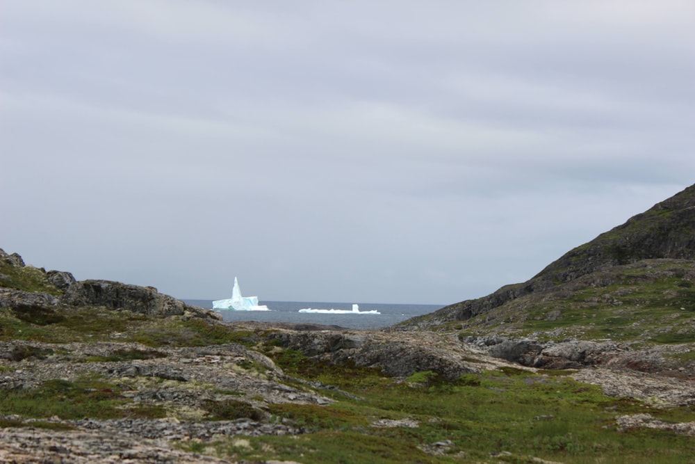 un grand iceberg flottant au milieu de l’océan