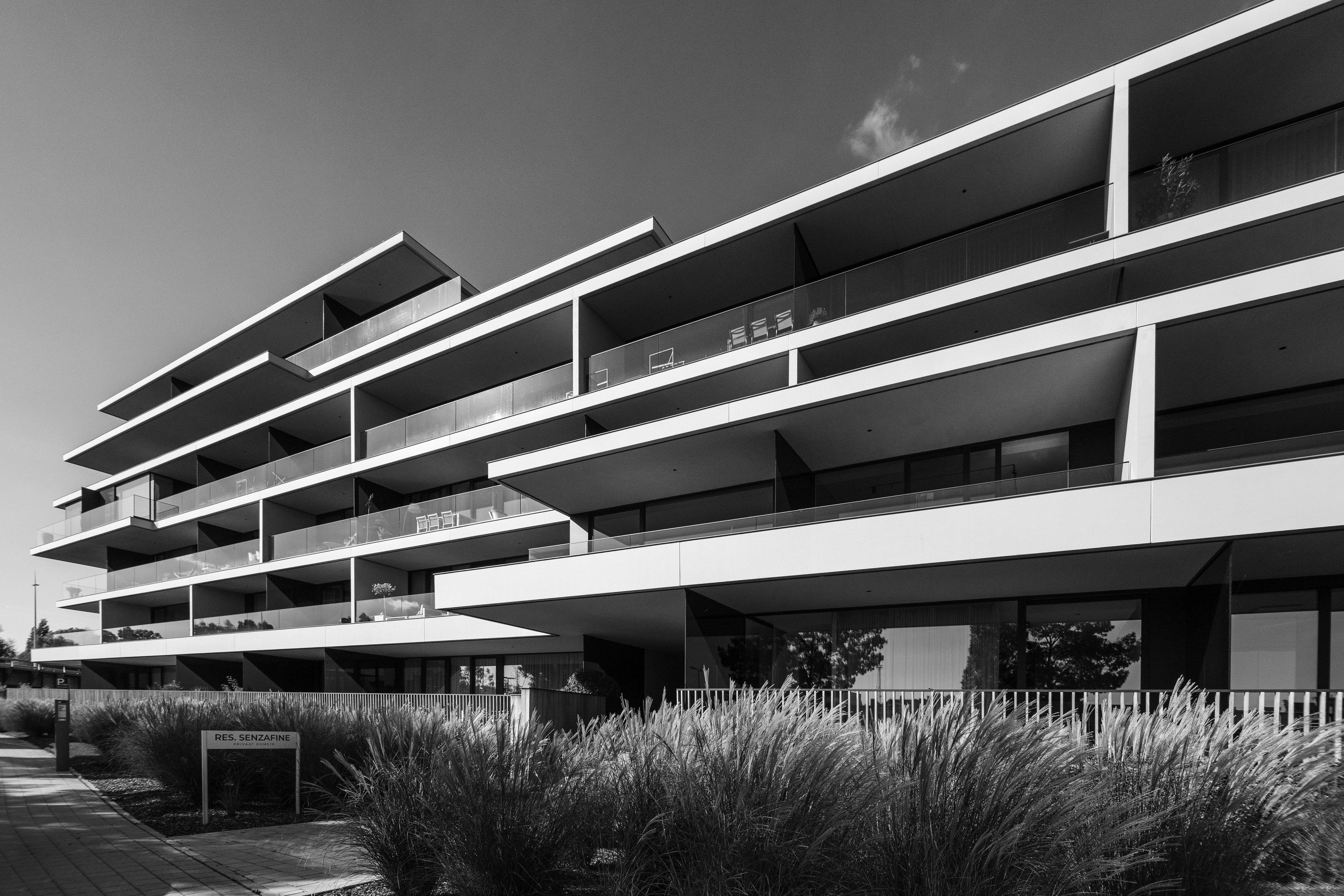 a black and white photo of a building
