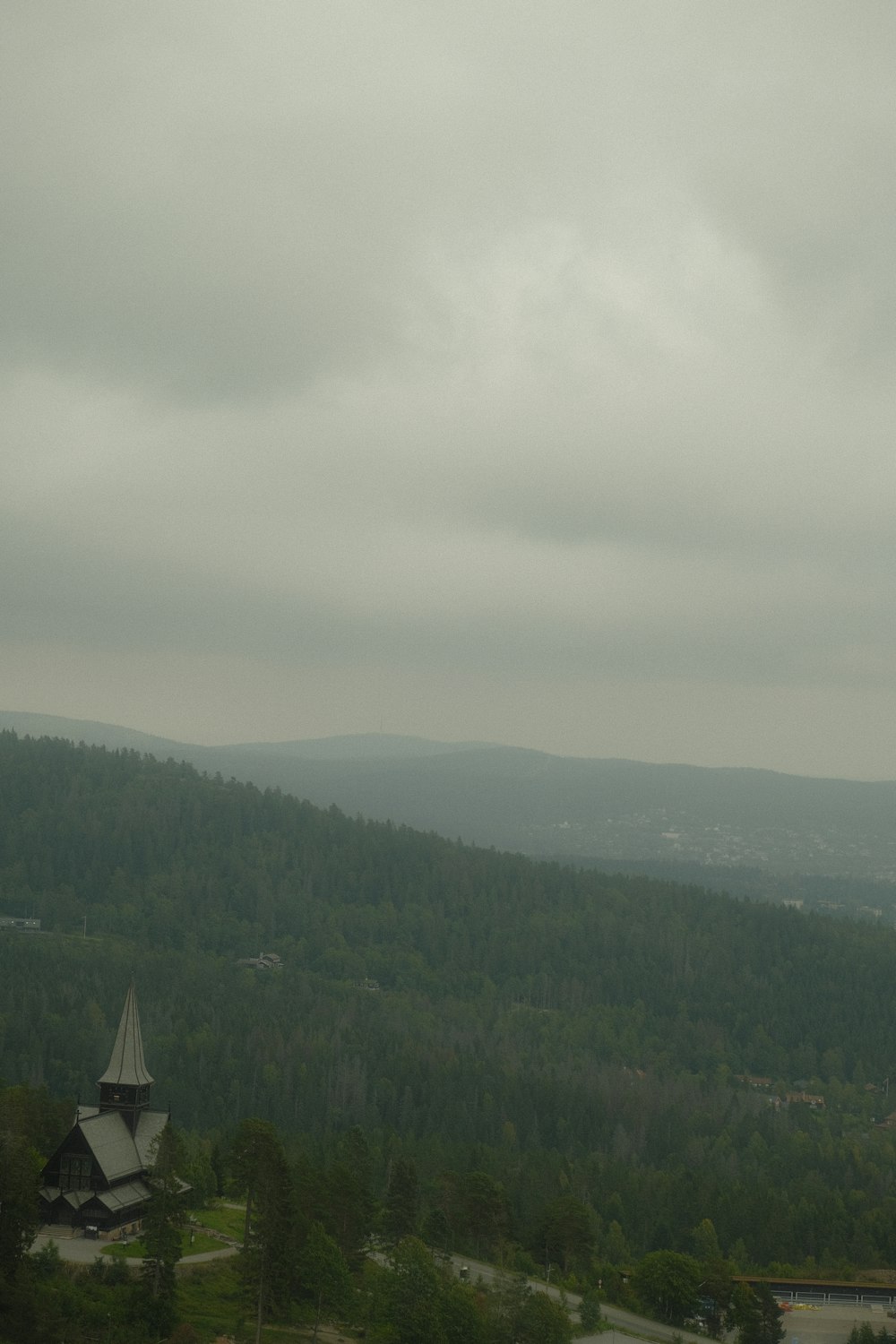 Una vista de una montaña con una iglesia en primer plano