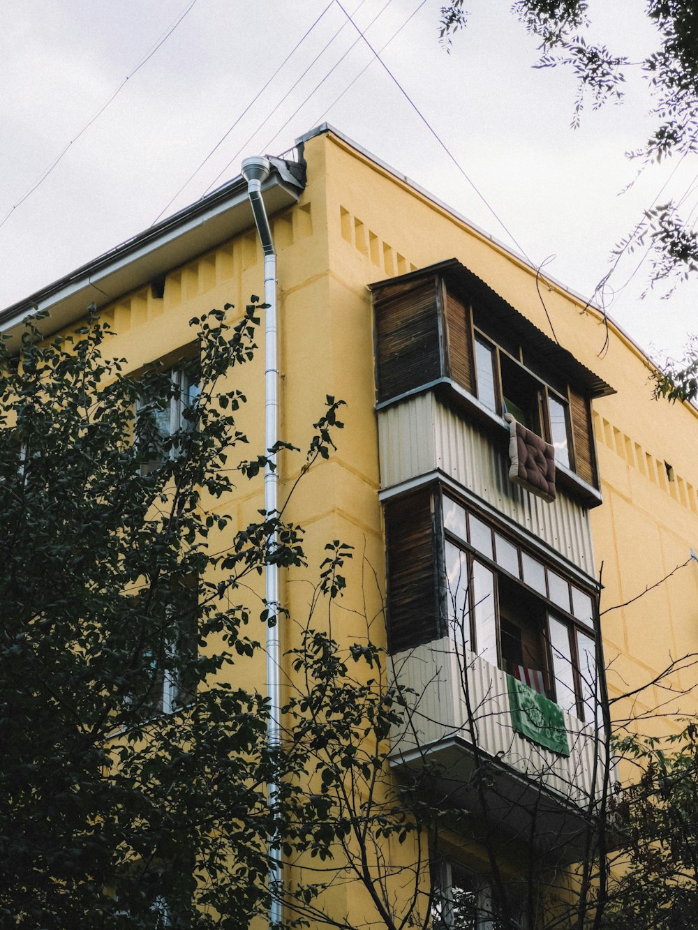 um edifício amarelo alto com muitas janelas