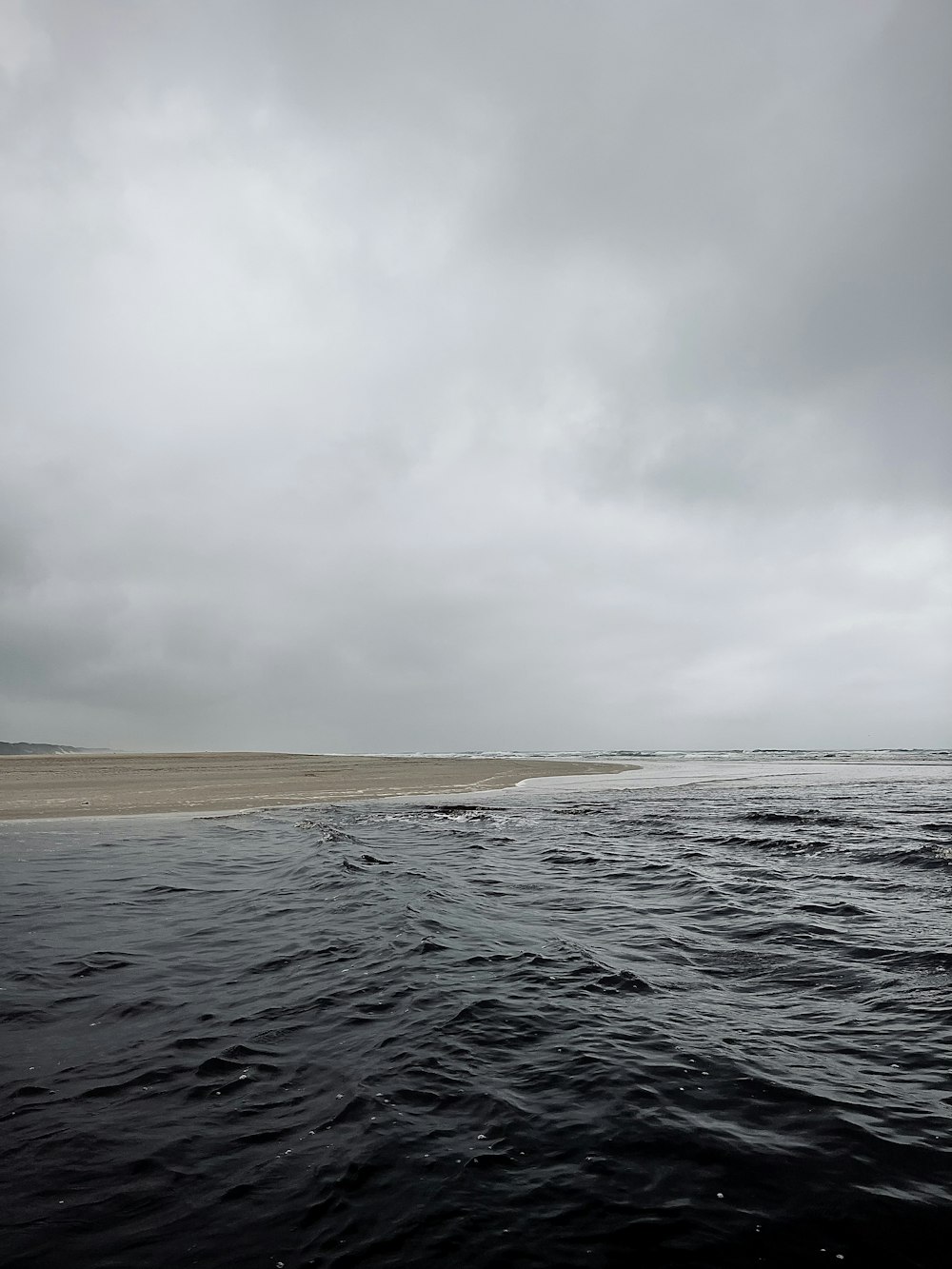 una gran masa de agua bajo un cielo nublado